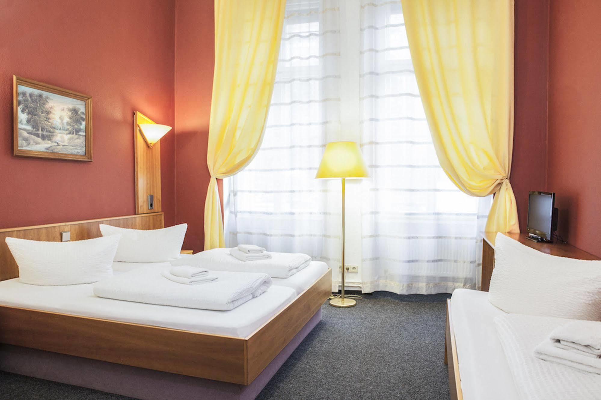 Hotel Pension Insor Берлин Екстериор снимка