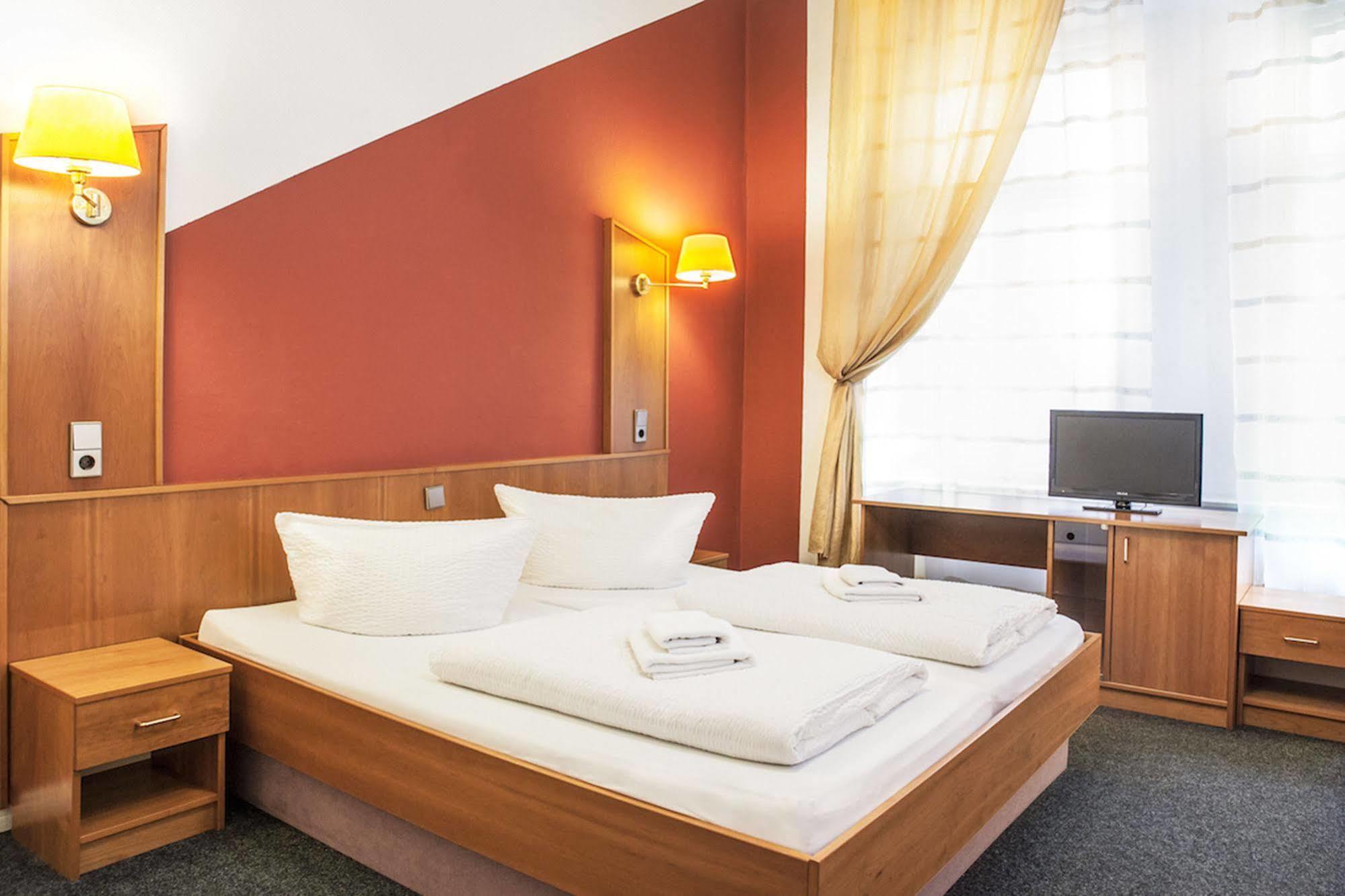 Hotel Pension Insor Берлин Екстериор снимка