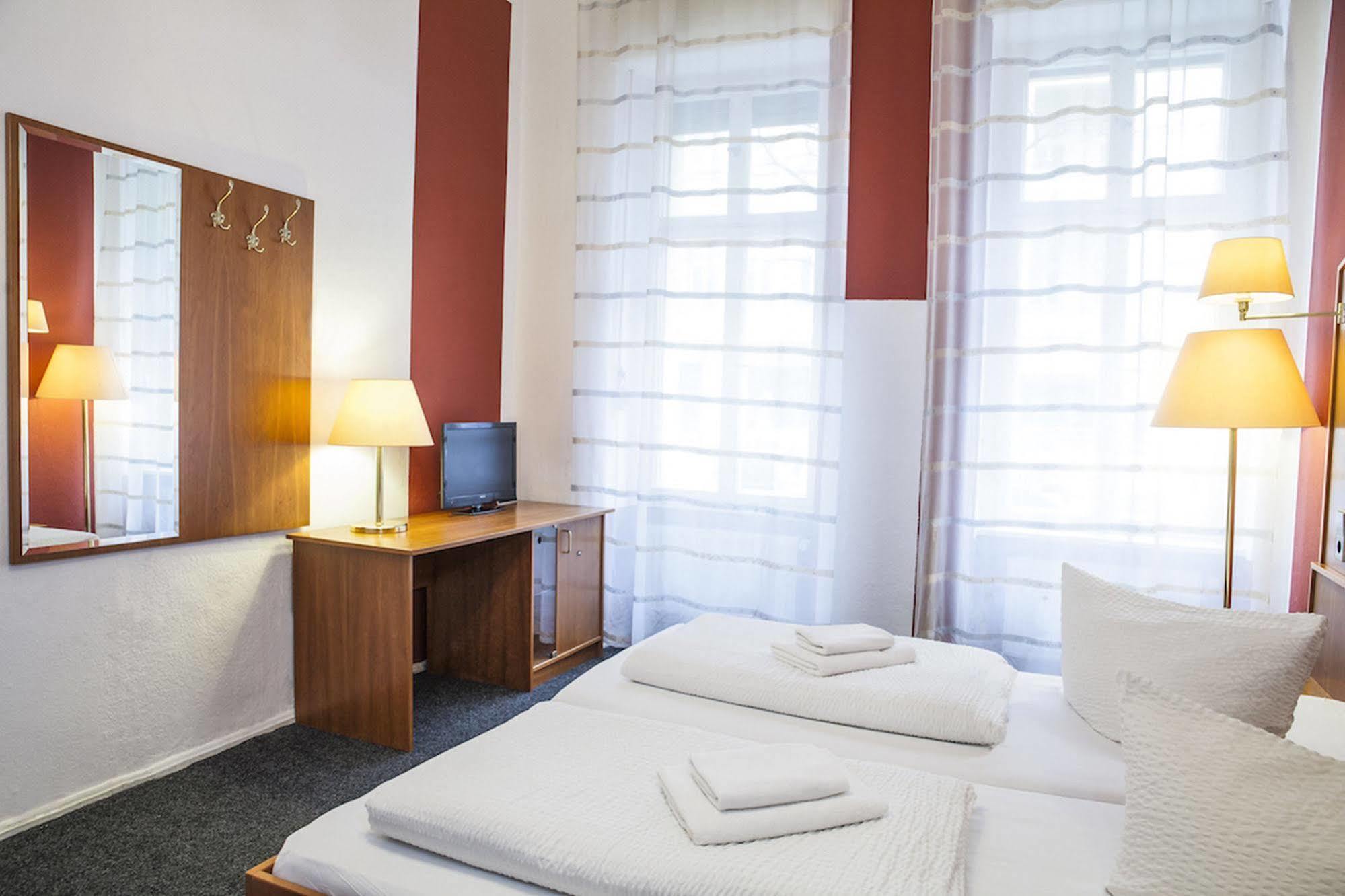 Hotel Pension Insor Берлин Екстериор снимка