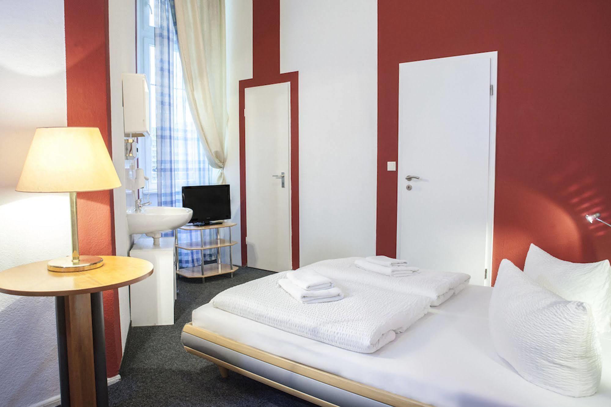 Hotel Pension Insor Берлин Екстериор снимка