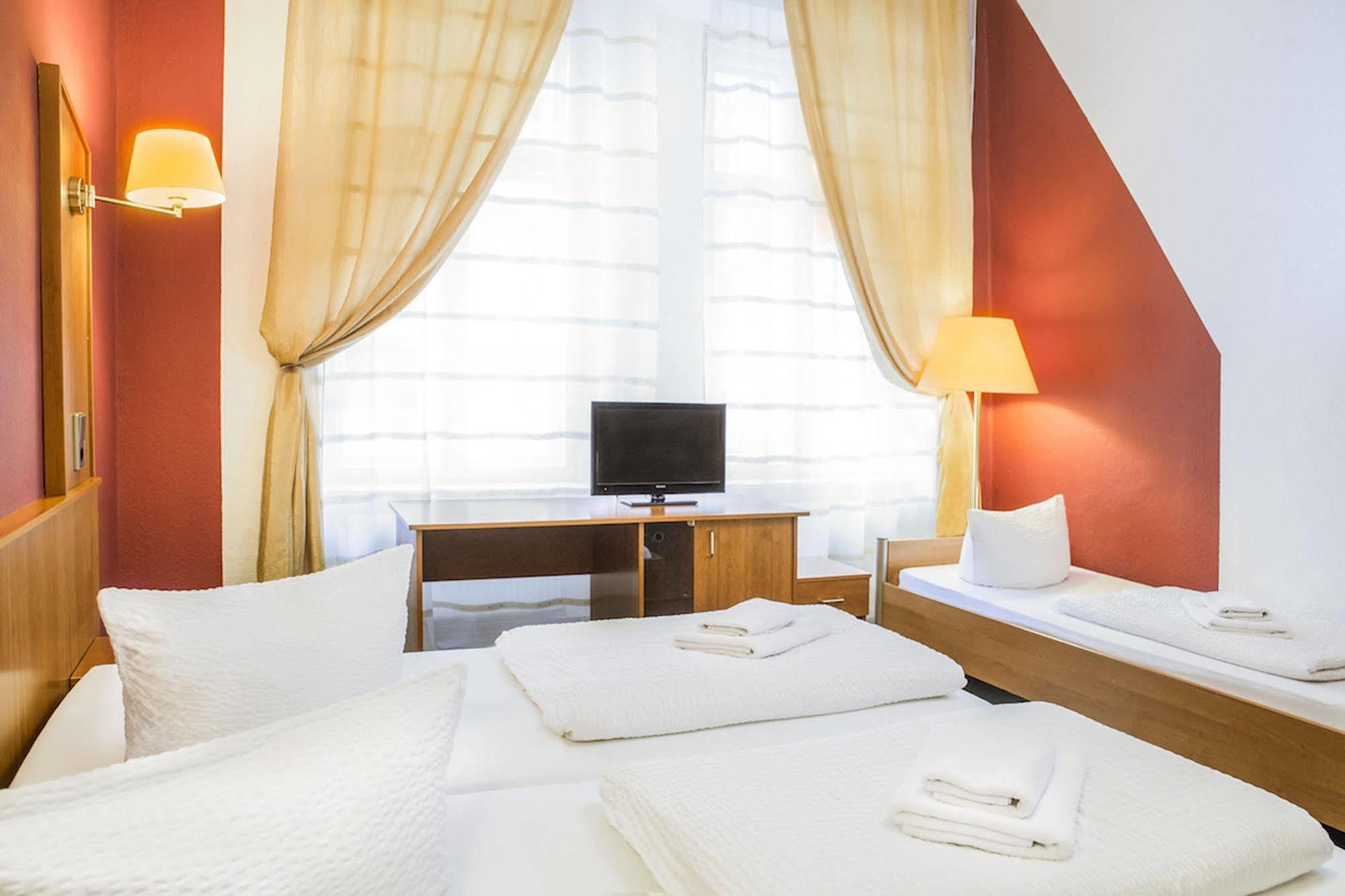 Hotel Pension Insor Берлин Екстериор снимка