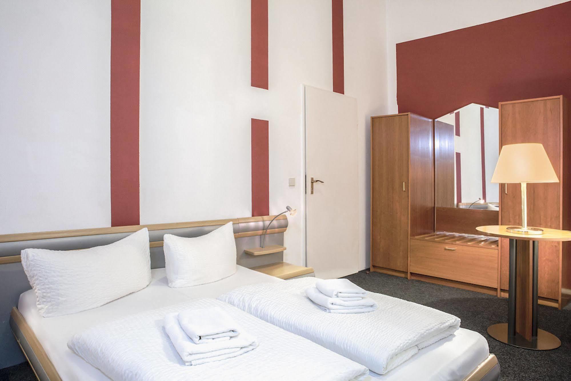 Hotel Pension Insor Берлин Екстериор снимка