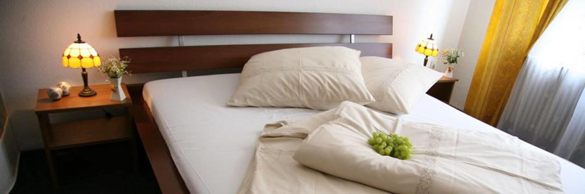 Hotel Pension Insor Берлин Екстериор снимка